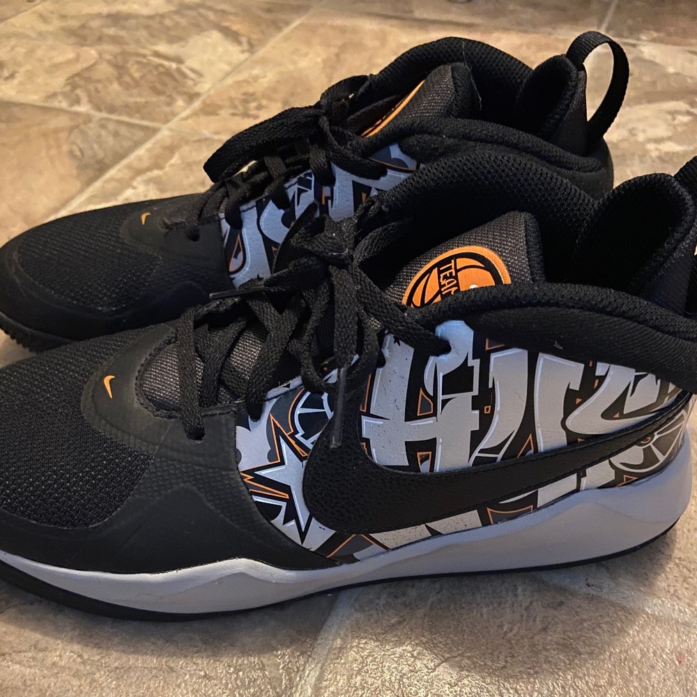 Nike team hustle basketball shoes “graffiti”